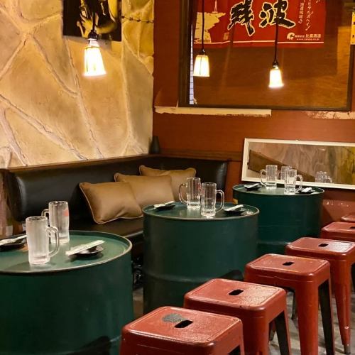 【お連れ様と向かい合う!ドラム缶席】レトロさが逆に新しい◎話題のネオ沖縄酒場で時間を忘れてゆっくりお食事とお酒を堪能♪/沖縄/屋台/路地裏/ネオ居酒屋/大衆居酒屋/ノスタルジック/隠れ家/地元/パーティー/大衆酒場/国際通り/ビュッフェ/沖縄料理/海ぶどう/ハブ酒/焼鳥/那覇/食べ放題/飲み放題/個室多数完備/ワイワイ