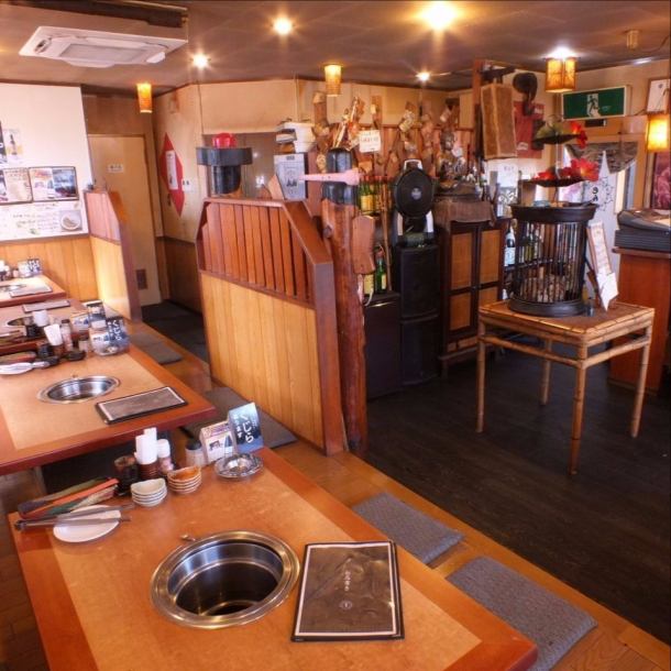 【Charcoal grilled barbecue tavern continued to be loved by the locals】 Inside a vibrant shop filled with bright and friendly staff and customers.We can also use it as a tavern, OK, we have a lot of rich snacks and drinks!