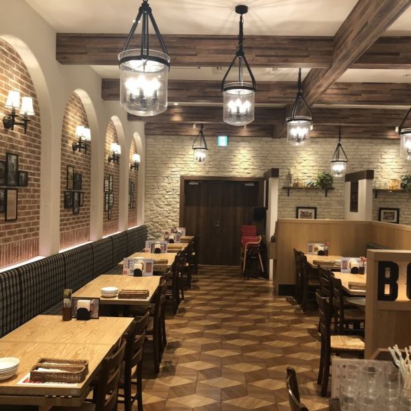 The interior of the store boasts a stylish and Western-style spacious atmosphere ♪ The interior is antique with the motif of authentic Italy.All seats are 67 seats, which is quite wide, so it is ideal for parties and meals with family and friends ♪