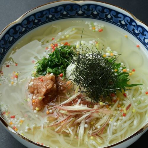 梅と大葉のさっぱり冷麺（ハーフ 528円／レギュラー 880円）