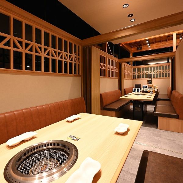 In the back of the store, there are 3 sofa private rooms that can be used by up to 6 people.It is also possible to connect all of them and have a dinner for up to 18 people.The walls facing the windows are decorated with kumiko crafts, and you can enjoy yakiniku in a Japanese atmosphere.You can use it regardless of the scene, such as a drinking party with your usual friends and colleagues, a gathering with relatives, a class reunion, etc.