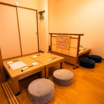 We have two tatami tables that can accommodate 2 to 4 people.Not only can you have a drinking party with your family or a small group of friends, but you can also enjoy a meal in a private space as it can be reserved for groups of 5 or more.