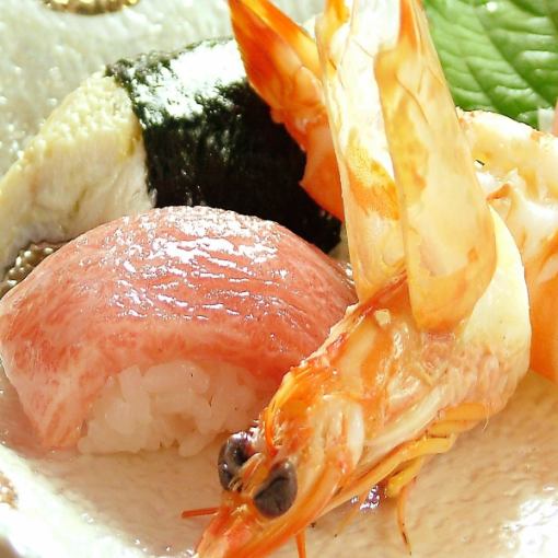 推薦給紀念日、生日【小豪華套餐】5,500日圓（含稅）時令生魚片、壽司捲等5種【共7道菜品】