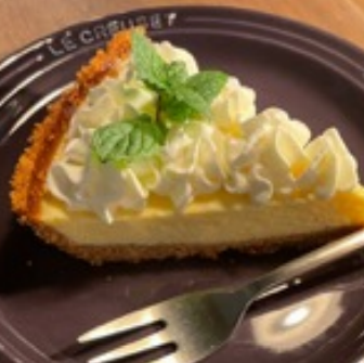 自家製！チーズケーキ　1ピース(ホイップクリーム付き)