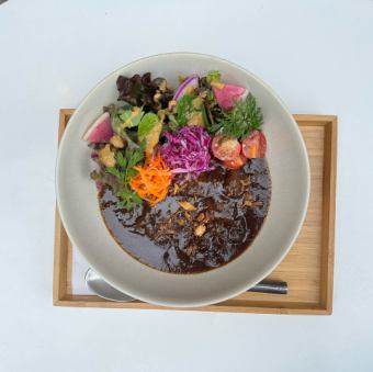 和牛牛筋咖哩沙拉碗