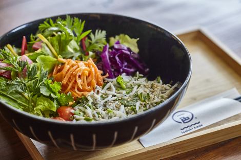 海風とハーブの発酵しらすサラダBOWL