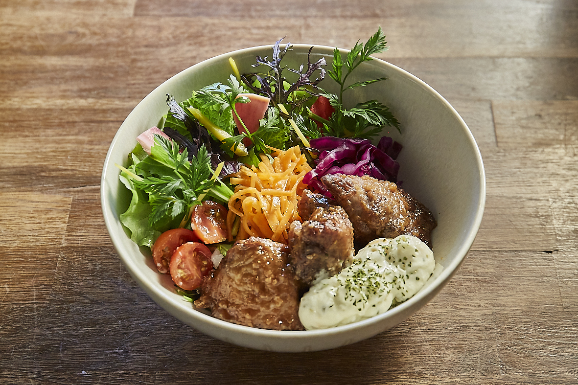 香味まぐろほほ肉の発酵ステーキサラダ（イメージ）