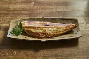 烤制过夜风干的哈亚马阿特卡鲭鱼