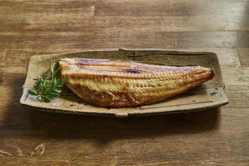 烤制过夜风干的哈亚马阿特卡鲭鱼