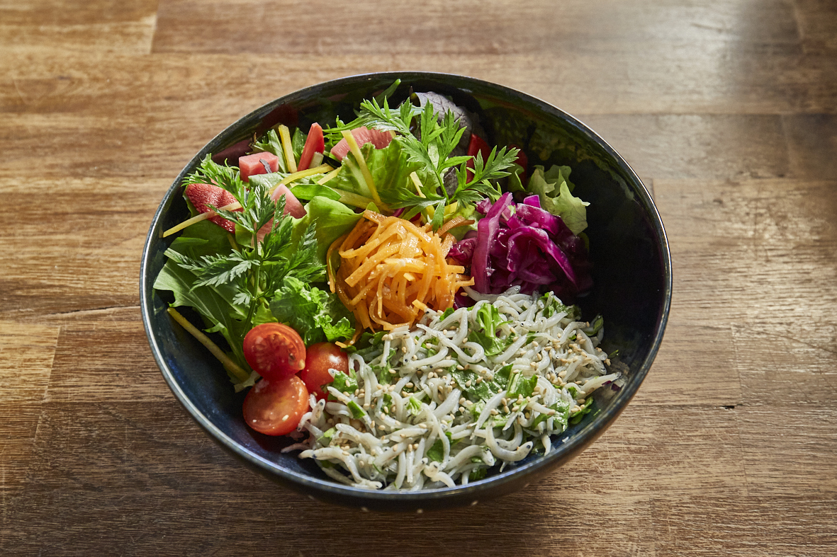 海風とハーブの発酵しらすサラダBOWL（イメージ）