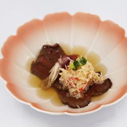 和出汁で食べる 道産牛イチボの薄切り炭炙りとズワイ蟹