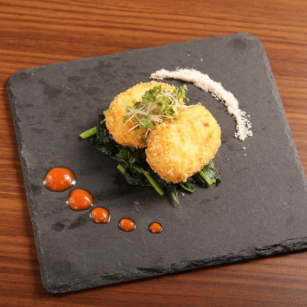 ズワイ蟹の魅力を詰め込んだ絶品料理♪大人気【冷製ズワイ蟹のトマト包み】【自家製カニクリームコロッケ】