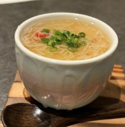 책 참깨 게의 찻잔 찜