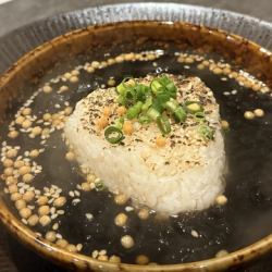 구운 주먹밥의 국물 차 절임