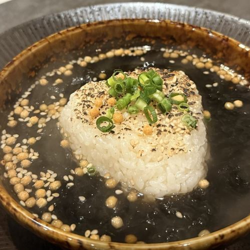 焼きおにぎりの出汁茶漬け