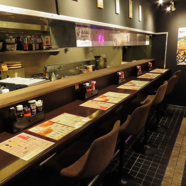 当店のカウンター席は5席ご用意しており、シックな黒壁紙に囲まれた落ち着いた雰囲気の中で、シェフの技を間近に感じながらお食事をお楽しみいただけます。ネオンや提灯の装飾が施された中華風のデザインが、特別なひとときを演出します。お一人様やデートにもぴったりな空間です。