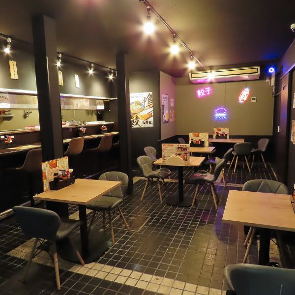 テーブル席は、4人掛けが2卓、2名掛けが2卓、8名様用が2卓ご用意。家族や友人との集まりに最適なスペースです。簡易テーブルを設置することで、最大20名様までお座りいただけます。シックなインテリアの中、楽しい会話と共に特別な料理をお楽しみください。