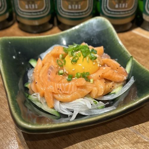 サーモン塩ユッケ