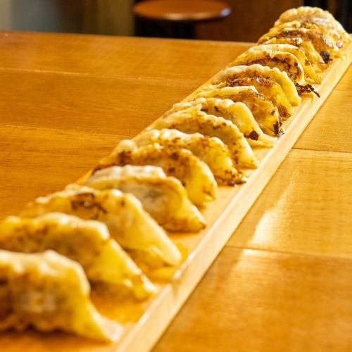 看板メニュー「ハーフヤード餃子」楽しさと多様な味