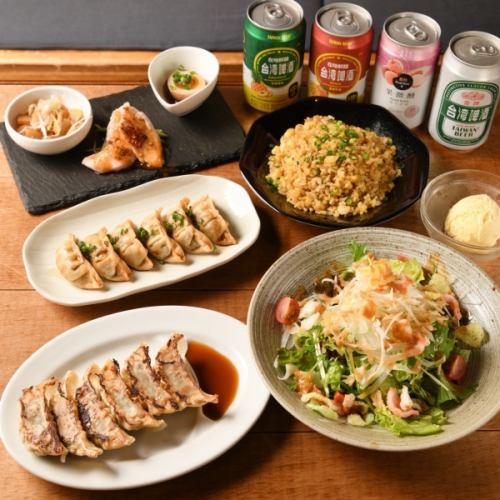 名物の黒豚餃子が入った餃子鍋と新名物の焼売コース。100分の飲み放題がついて4,500円のコスパ抜群コース◎