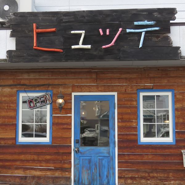 木の温もりに包まれており、まるで本場アルプスの山小屋にいるかのような心地よさを感じられます。自然素材を活かしたインテリアが、訪れる皆様にリラックスした雰囲気を提供します。友人や仲間と共に、アクティビティの話や思い出を語り合いながら、ゆったりとした時間をお楽しみください。