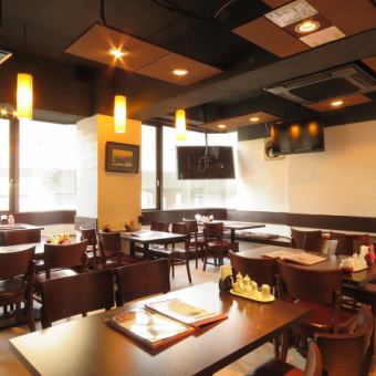 店内中央に並ぶテーブル席は、4名様用のテーブル席/6卓でのご用意です♪地元在住のご家族やご夫婦のかたに人気！少人数でのご利用はもちろん、4名以上のご宴会まで、さまざまなニーズにお応えいたします！