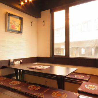 店内奥、窓側に並ぶ掘りごたつ席は4名席が1卓/6名席が1卓でご用意♪中華料理のお店では珍しい座敷タイプのお席は、靴を脱いで上がる分リラックス感もたっぷり♪小さいお子様連れのお客様にもご好評をいただいております。