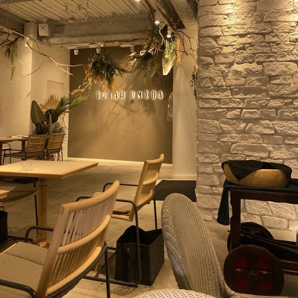 [The best space for girls-only gatherings, dates, anniversaries] Fashionable space with attention to detail such as lighting ♪ The spacious table seats are perfect for girls-only gatherings and dates ◎ [Umeda # Girls-only gathering #Birthday #Italian #Meat #Surprise #Anniversary #Cheese #Lunch #Date #Higashidori #Insta #Second party]