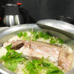 Sea bream rice made with the caught sea bream + processing fee