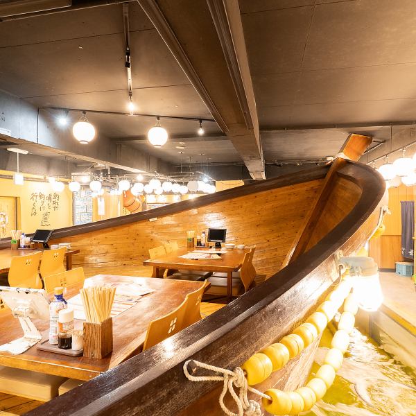 店内はまるで海。船の上のお席は臨場感たっぷりでおすすめです。もちろん使い勝手の良いテーブル席もございます！