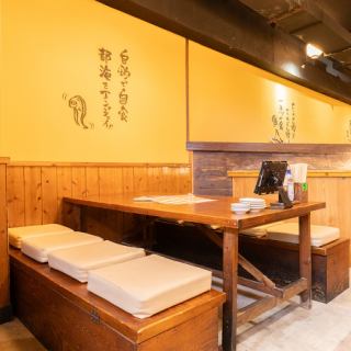 Table seating that comfortably seats up to 6 people