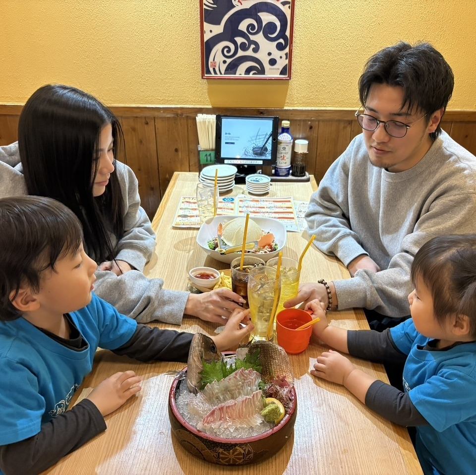 Enjoy cold drinks and seafood dishes during the sunny afternoon hours!