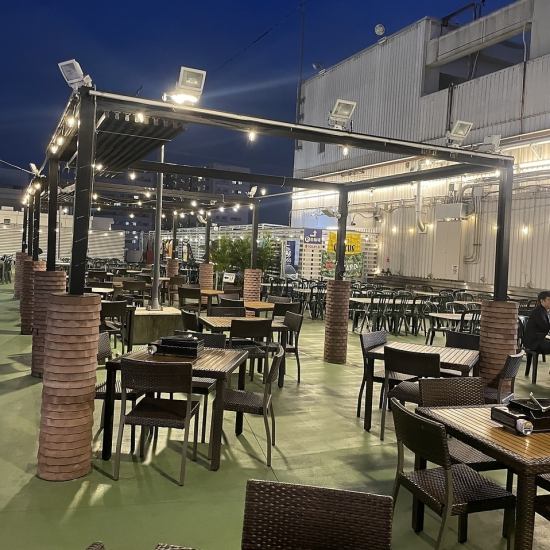 夜空の下でBBQを楽しみながら恋人との特別な時間を過ごせます♪