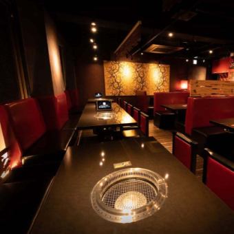 [Chartered area where you can see your face] Our "A5 Sendai beef yakiniku & sushi all-you-can-eat and drink meat 18 Nakakecho store" can be used by up to 50 people if you rent out the area where you can see your face with open seats! Medium-sized area We also have a charter! We are waiting for you to use it if you need a place to relax with your boss.It can be used on the sofa.