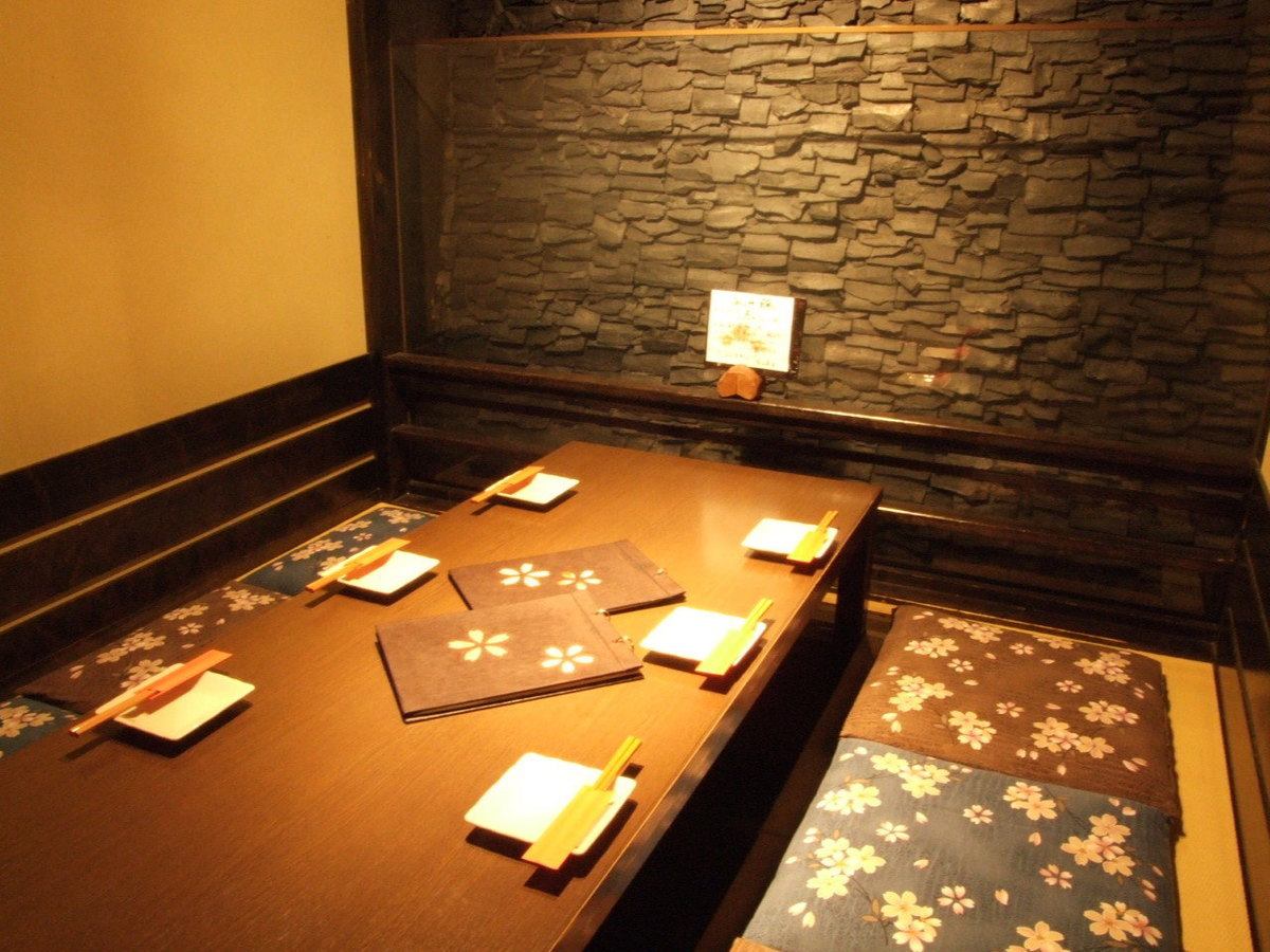 We will guide you to a relaxing private room space for 2 to 16 people for various purposes.
