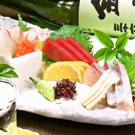时令鲜鱼生鱼片750日元！包间2人起可预约。
