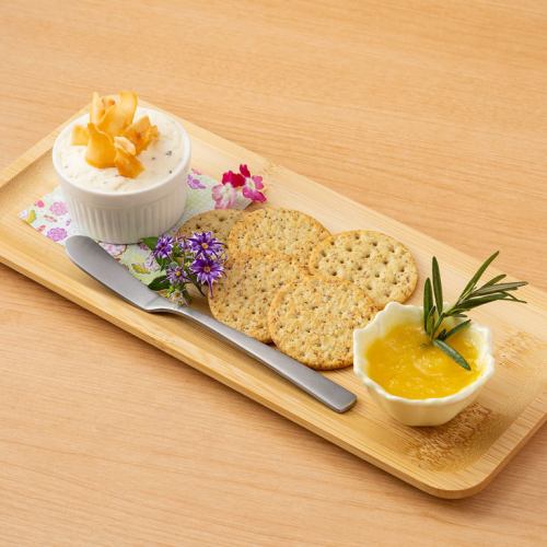 Gorgonzola and cream cheese dip with pineapple sauce