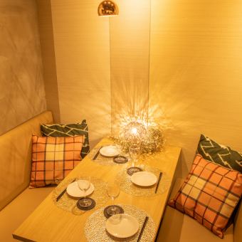 フラッと立ち寄れる少人数様席をご用意致しました。オーナーのこだわりが詰まった店内。誕生会やお祝いパーティーなど、気の合うご友人とゆったり語り合うひとときに最適です。とても人気の高いお席となっております！接待や女子会、デート、歓送迎会など各種宴会に最適なお席です！