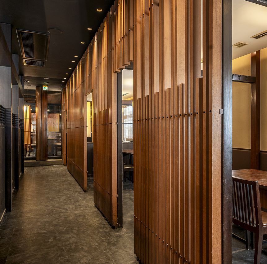 We have stylish and chic semi-private rooms with a wood-grain motif.