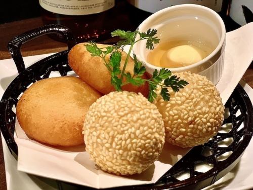 胡麻団子とポテトもちフライの盛り合わせ(ハニーマヨ添え)