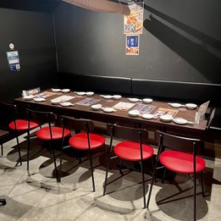 【完全個室/5-10名様】喫煙可◎プライベートな空間を提供する最大10名様まで利用可能な完全個室が、贅沢な空間体験をお約束します。心ゆくまで楽しむことができる広々とした空間で、家族や友人、仲間と特別なひとときを過ごしてください。記念日やパーティー、会社の宴会など、さまざまなシーンで活躍します◎