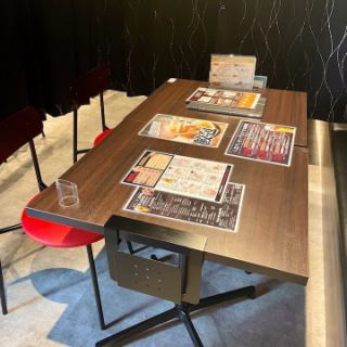 【カーテン個室/2-4名様】喫煙可◎視覚的なプライバシーを提供しつつ、広々とした空間で料理と会話を楽しめます。カーテンで仕切れば、友人や家族との特別な食事がより特別に。シックな雰囲気とアットホームさが融合し、食事をより一層楽しませてくれます。