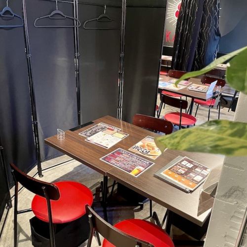 【パーテーション半個室/2-4名様】喫煙可◎プライバシーと快適さの絶妙な融合。友人との楽しいひとときやビジネスミーティングに最適。静かな環境でくつろぎながら、美味しい料理と会話を満喫。(紙タバコの場合は店内喫煙専用室にてお願い致します。)