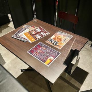 【パーテーション半個室/2-4名様】喫煙可◎プライバシーと快適さの絶妙な融合。友人との楽しいひとときやビジネスミーティングに最適。静かな環境でくつろぎながら、美味しい料理と会話を満喫。(紙タバコの場合は店内喫煙専用室にてお願い致します。)