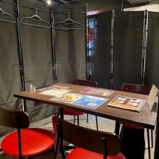 【パーテーション半個室/2-4名様】喫煙可◎プライバシーと快適さの絶妙な融合。友人との楽しいひとときやビジネスミーティングに最適。静かな環境でくつろぎながら、美味しい料理と会話を満喫。(紙タバコの場合は店内喫煙専用室にてお願い致します。)