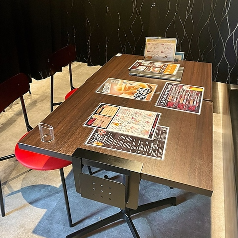 窗簾可以讓與朋友和家人共進的特別晚餐變得更加特別。