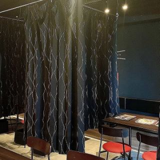 【完全個室/喫煙可】カーテンで仕切ってる4名様の完全個室はそれぞれ結合して、6名、8名、10名、MAX12名の完全個室にできます。デートから、少人数の飲み会、女子会、二次会、会社宴会、忘新年会、歓送迎会、打ち上げ、誕生会、合コンまで様々なシーンでご利用いただけます。(店内には紙タバコ専用室ございます。)