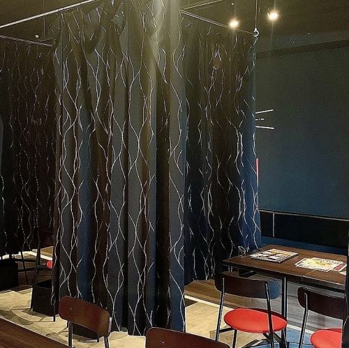 【完全個室/喫煙可】カーテンで仕切ってる4名様の完全個室はそれぞれ結合して、6名、8名、10名、MAX12名の完全個室にできます。デートから、少人数の飲み会、女子会、二次会、会社宴会、忘新年会、歓送迎会、打ち上げ、誕生会、合コンまで様々なシーンでご利用いただけます。(店内には紙タバコ専用室ございます。)