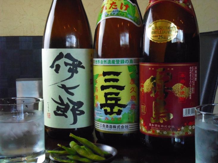 お店には全国各地の日本酒、焼酎が並ぶ。焼酎はボトルキープOK。