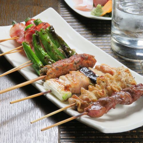 [Charcoal-grilled skewers made with lively ingredients] Grilled chicken onion, kawawa, offal, etc., from 130 JPY!
